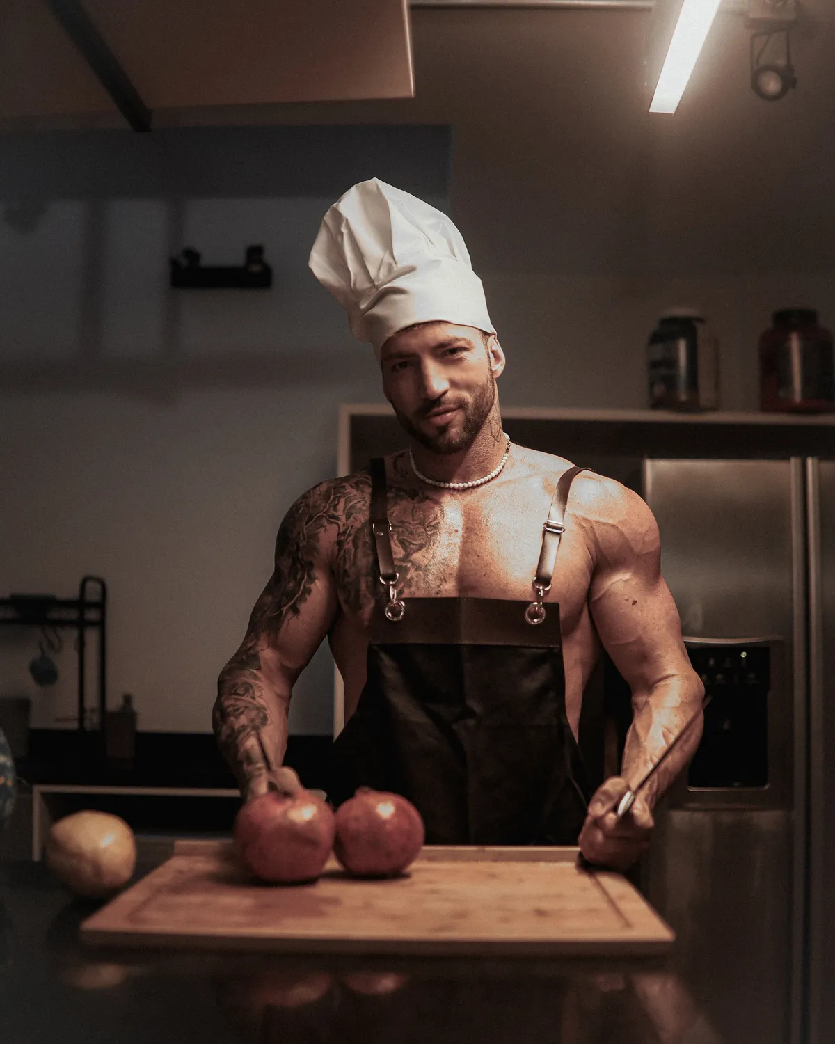 Maximo Garcia de avental de chef preparando comida fresca numa cozinha